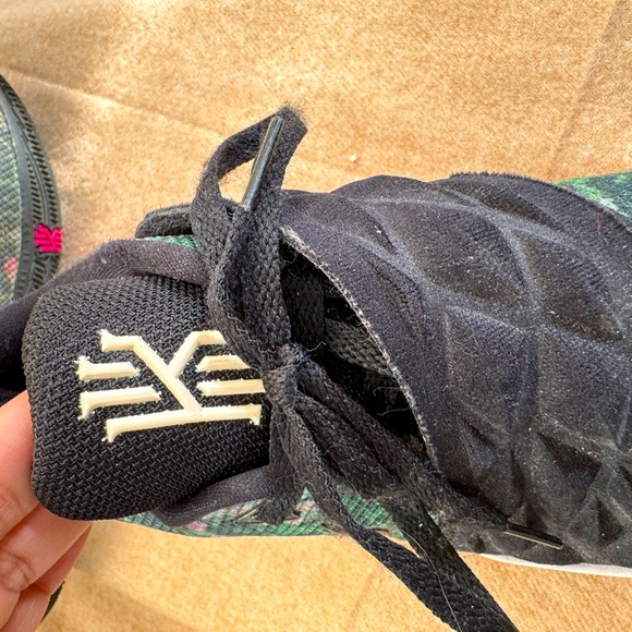 Nike Kyrie 2018 Low \'Floral\' Black Men\'s Size 10 (Barely Used) main image 8